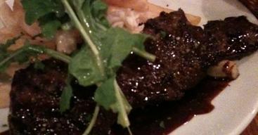 フレンチの写真 牛ハラミのステーキ、赤ワインソース